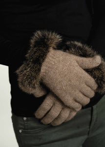 Possum and Merino  KO56 Fur Trim Gloves - Designed to match the fur trim range of accessories, these fur trimmed gloves are available in a stunning range of colours.  Make a set with KO200 Fur Trim Beanie.   Made proudly in New Zealand from a premium blend of 40% possum fur, 50% merino lambswool & 10% mulberry silk.