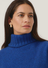 Load image into Gallery viewer, Possum and Merino

0610 Essential Snood - The season&#39;s must have. Designed to work back with a range of sweaters, this stylish rib snood is just the right size to keep your neck warm without being too bulky. Simply pop it over your favourite crew sweaters to achieve a rollneck look.

Made in New Zealand from an exclusive Merinomink blend of 50% ZQ Merino, 40% Brushtail possum and 10% Mulberry silk.