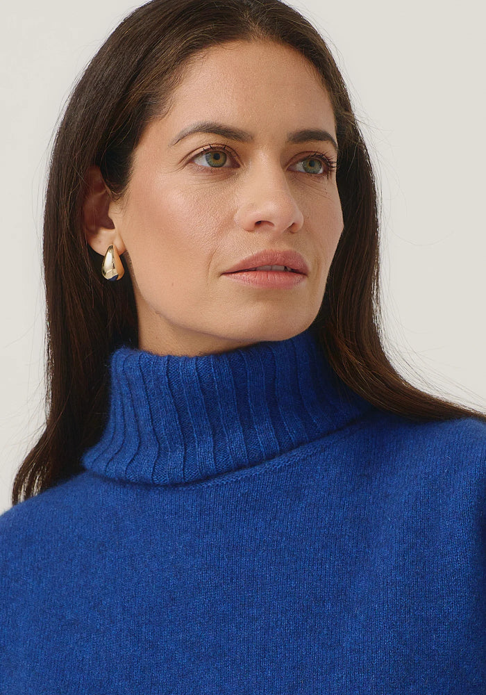 Possum and Merino

0610 Essential Snood - The season's must have. Designed to work back with a range of sweaters, this stylish rib snood is just the right size to keep your neck warm without being too bulky. Simply pop it over your favourite crew sweaters to achieve a rollneck look.

Made in New Zealand from an exclusive Merinomink blend of 50% ZQ Merino, 40% Brushtail possum and 10% Mulberry silk.