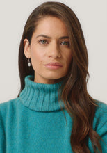 Load image into Gallery viewer, Possum and Merino

0610 Essential Snood - The season&#39;s must have. Designed to work back with a range of sweaters, this stylish rib snood is just the right size to keep your neck warm without being too bulky. Simply pop it over your favourite crew sweaters to achieve a rollneck look.

Made in New Zealand from an exclusive Merinomink blend of 50% ZQ Merino, 40% Brushtail possum and 10% Mulberry silk.