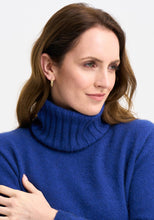 Load image into Gallery viewer, Possum and Merino

0610 Essential Snood - The season&#39;s must have. Designed to work back with a range of sweaters, this stylish rib snood is just the right size to keep your neck warm without being too bulky. Simply pop it over your favourite crew sweaters to achieve a rollneck look.

Made in New Zealand from an exclusive Merinomink blend of 50% ZQ Merino, 40% Brushtail possum and 10% Mulberry silk.