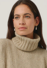 Load image into Gallery viewer, Possum and Merino

0610 Essential Snood - The season&#39;s must have. Designed to work back with a range of sweaters, this stylish rib snood is just the right size to keep your neck warm without being too bulky. Simply pop it over your favourite crew sweaters to achieve a rollneck look.

Made in New Zealand from an exclusive Merinomink blend of 50% ZQ Merino, 40% Brushtail possum and 10% Mulberry silk.