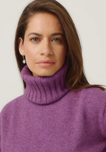 Possum and Merino

0610 Essential Snood - The season's must have. Designed to work back with a range of sweaters, this stylish rib snood is just the right size to keep your neck warm without being too bulky. Simply pop it over your favourite crew sweaters to achieve a rollneck look.

Made in New Zealand from an exclusive Merinomink blend of 50% ZQ Merino, 40% Brushtail possum and 10% Mulberry silk.