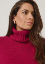 Load image into Gallery viewer, Possum and Merino

0610 Essential Snood - The season&#39;s must have. Designed to work back with a range of sweaters, this stylish rib snood is just the right size to keep your neck warm without being too bulky. Simply pop it over your favourite crew sweaters to achieve a rollneck look.

Made in New Zealand from an exclusive Merinomink blend of 50% ZQ Merino, 40% Brushtail possum and 10% Mulberry silk.