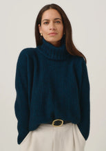 Load image into Gallery viewer, Possum and Merino

0610 Essential Snood - The season&#39;s must have. Designed to work back with a range of sweaters, this stylish rib snood is just the right size to keep your neck warm without being too bulky. Simply pop it over your favourite crew sweaters to achieve a rollneck look.

Made in New Zealand from an exclusive Merinomink blend of 50% ZQ Merino, 40% Brushtail possum and 10% Mulberry silk.