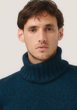 Load image into Gallery viewer, Possum and Merino

0610 Essential Snood - The season&#39;s must have. Designed to work back with a range of sweaters, this stylish rib snood is just the right size to keep your neck warm without being too bulky. Simply pop it over your favourite crew sweaters to achieve a rollneck look.

Made in New Zealand from an exclusive Merinomink blend of 50% ZQ Merino, 40% Brushtail possum and 10% Mulberry silk.
