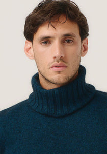 Possum and Merino

0610 Essential Snood - The season's must have. Designed to work back with a range of sweaters, this stylish rib snood is just the right size to keep your neck warm without being too bulky. Simply pop it over your favourite crew sweaters to achieve a rollneck look.

Made in New Zealand from an exclusive Merinomink blend of 50% ZQ Merino, 40% Brushtail possum and 10% Mulberry silk.