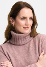 Load image into Gallery viewer, Possum and Merino

0610 Essential Snood - The season&#39;s must have. Designed to work back with a range of sweaters, this stylish rib snood is just the right size to keep your neck warm without being too bulky. Simply pop it over your favourite crew sweaters to achieve a rollneck look.

Made in New Zealand from an exclusive Merinomink blend of 50% ZQ Merino, 40% Brushtail possum and 10% Mulberry silk.