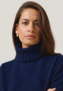 Possum and Merino

0610 Essential Snood - The season's must have. Designed to work back with a range of sweaters, this stylish rib snood is just the right size to keep your neck warm without being too bulky. Simply pop it over your favourite crew sweaters to achieve a rollneck look.

Made in New Zealand from an exclusive Merinomink blend of 50% ZQ Merino, 40% Brushtail possum and 10% Mulberry silk.