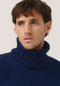Possum and Merino

0610 Essential Snood - The season's must have. Designed to work back with a range of sweaters, this stylish rib snood is just the right size to keep your neck warm without being too bulky. Simply pop it over your favourite crew sweaters to achieve a rollneck look.

Made in New Zealand from an exclusive Merinomink blend of 50% ZQ Merino, 40% Brushtail possum and 10% Mulberry silk.