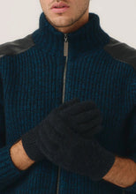 Load image into Gallery viewer, Possum and Merino

070709 Merinomink Gloves - Warm hands, warm heart! No one likes frozen fingers so keep them cosy in our Merinomink gloves.

Made in New Zealand from an exclusive Merinomink blend of 50% ZQ Merino, 40% Brushtail possum and 10% Mulberry silk.
