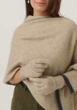 Load image into Gallery viewer, Possum and Merino

070709 Merinomink Gloves - Warm hands, warm heart! No one likes frozen fingers so keep them cosy in our Merinomink gloves.

Made in New Zealand from an exclusive Merinomink blend of 50% ZQ Merino, 40% Brushtail possum and 10% Mulberry silk.