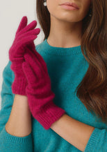 Load image into Gallery viewer, Possum and Merino

070709 Merinomink Gloves - Warm hands, warm heart! No one likes frozen fingers so keep them cosy in our Merinomink gloves.

Made in New Zealand from an exclusive Merinomink blend of 50% ZQ Merino, 40% Brushtail possum and 10% Mulberry silk.