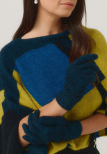 Load image into Gallery viewer, Possum and Merino

070709 Merinomink Gloves - Warm hands, warm heart! No one likes frozen fingers so keep them cosy in our Merinomink gloves.

Made in New Zealand from an exclusive Merinomink blend of 50% ZQ Merino, 40% Brushtail possum and 10% Mulberry silk.