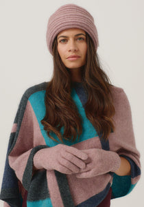 Possum and Merino

070709 Merinomink Gloves - Warm hands, warm heart! No one likes frozen fingers so keep them cosy in our Merinomink gloves.

Made in New Zealand from an exclusive Merinomink blend of 50% ZQ Merino, 40% Brushtail possum and 10% Mulberry silk.