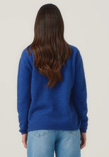 Load image into Gallery viewer, Possum and Merino

100296 Mia Crew - The go-to crew that you&#39;ll wear on repeat. This ageless style has a slim, classic fit and is short but not cropped in length. It features new Merinomink branding. Team it with the Essential Snood to effortlessly transform it into a rollneck.&nbsp;

Made in New Zealand from an exclusive Merinomink blend of 50% ZQ Merino, 40% Brushtail possum and 10% Mulberry silk.