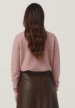 Load image into Gallery viewer, Possum and Merino

100296 Mia Crew - The go-to crew that you&#39;ll wear on repeat. This ageless style has a slim, classic fit and is short but not cropped in length. It features new Merinomink branding. Team it with the Essential Snood to effortlessly transform it into a rollneck.&nbsp;

Made in New Zealand from an exclusive Merinomink blend of 50% ZQ Merino, 40% Brushtail possum and 10% Mulberry silk.