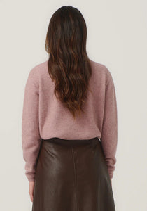 Possum and Merino

100296 Mia Crew - The go-to crew that you'll wear on repeat. This ageless style has a slim, classic fit and is short but not cropped in length. It features new Merinomink branding. Team it with the Essential Snood to effortlessly transform it into a rollneck.&nbsp;

Made in New Zealand from an exclusive Merinomink blend of 50% ZQ Merino, 40% Brushtail possum and 10% Mulberry silk.