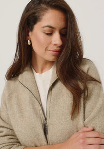 Possum and Merino

100300 Arianne Jacket - The Arianne is that everyday jacket you'll reach for all the time. Paired with jeans or chinos, it has a smart casual look and an interesting textural knit. Topped off with pockets and a stylish Merinomink zip pull, it's designed to keep you warm without weighing you down. Classic fit.&nbsp;

Made in New Zealand from an exclusive Merinomink blend of 50% ZQ Merino, 40% Brushtail possum and 10% Mulberry silk.