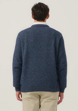Load image into Gallery viewer, Possum and Merino

100306 Louie Crew - Keep cosy in this classic crew, featuring raglan sleeves and diamond detailing with handstitched contrast crosses. A classic fit.

Made in New Zealand from an exclusive Merinomink blend of 50% ZQ Merino, 40% Brushtail possum and 10% Mulberry silk.