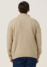 Load image into Gallery viewer, Possum and Merino

100309 Whittaker Half Zip – A Merinomink signature zip sweater with striped contrast collar features a Merinomink zip pull. This timeless piece can be dressed up or down to suit almost any occasion. A classic fit.

Made in New Zealand from an exclusive Merinomink blend of 50% ZQ Merino, 40% Brushtail possum and 10% Mulberry silk.