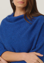 Load image into Gallery viewer, Possum and Merino

1623 Two Tone Poncho - A fan favourite, the Two Tone Poncho is a winner. With a relaxed fit and contrast coloured tipping it&#39;s cut for comfort and style. With a rainbow of colour options on offer, this is one you&#39;ll want in each colour! Classic fit.&nbsp;

Made in New Zealand from an exclusive Merinomink blend of 50% ZQ Merino, 40% Brushtail possum and 10% Mulberry silk.