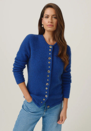 Possum and Merino

1736 Shell Cardi - Our signature Shell Cardi is a Merinomink staple, loved for its simple lines and statement buttons. A fitted silhouette offers a smart and refined look that can dress and up and down with ease. Slim fit. 

Made in New Zealand from an exclusive Merinomink blend of 50% ZQ Merino, 40% Brushtail possum and 10% Mulberry silk.