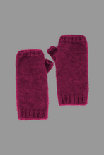 Load image into Gallery viewer, Possum and Merino
6105 Short Plain Glovelet - These gloves are a classic essential you won't want to leave the house without. Our lightweight glovelets will keep your hands beautifully snug and have the freedom of open fingers so there is no need to remove them when you are out and about.
One size fits all
35% Possum Fur, 55% Merino Wool, 10% Pure Mulberry Silk.