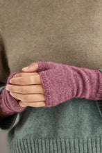 Load image into Gallery viewer, Possum and Merino
6105 Short Plain Glovelet - These gloves are a classic essential you won't want to leave the house without. Our lightweight glovelets will keep your hands beautifully snug and have the freedom of open fingers so there is no need to remove them when you are out and about.
One size fits all
35% Possum Fur, 55% Merino Wool, 10% Pure Mulberry Silk.