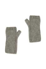 Load image into Gallery viewer, Possum and Merino
6105 Short Plain Glovelet - These gloves are a classic essential you won't want to leave the house without. Our lightweight glovelets will keep your hands beautifully snug and have the freedom of open fingers so there is no need to remove them when you are out and about.
One size fits all
35% Possum Fur, 55% Merino Wool, 10% Pure Mulberry Silk.