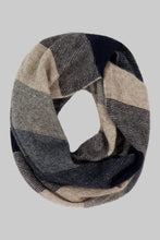 Load image into Gallery viewer, Possum and Merino
658 Ombre Snood - Undoubtedly a star in this season's range, this incredibly versatile snood made with the finest Possum Merino and Mulberry Silk blend in New Zealand.
35% Possum Fur, 55% Merino Wool, 10% Pure Mulberry Silk.