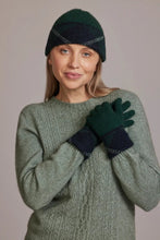 Load image into Gallery viewer, Possum and Merino  696 Tartan Glove – These Tartan Gloves will keep your hands warm on any cold winter’s day with a unique blend of the luxurious Possum Fur, Merino Wool and Pure Mulberry Silk - all at the highest quality.  35% Possum Fur, 55% Merino Wool, 10% Pure Mulberry Silk. 