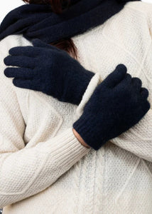 Possum and Merino  KO48 Plain Gloves - Plain gloves with a Koru metal badge.  Makes a set with KO159 Plain Beanie and KO114 Scarf with Fringe.  Made proudly in New Zealand from a premium blend of 40% possum fur, 50% merino lambswool & 10% mulberry silk. 