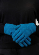 Load image into Gallery viewer, Possum and Merino  KO48 Plain Gloves - Plain gloves with a Koru metal badge.  Makes a set with KO159 Plain Beanie and KO114 Scarf with Fringe.  Made proudly in New Zealand from a premium blend of 40% possum fur, 50% merino lambswool &amp; 10% mulberry silk. 