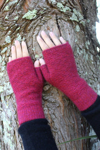 9717 Dash Fingerless Mitten - Fingerless Mitten in a textured knit - keeps your fingers free to use your electronic devices whilst your hand is toasty warm.  Make a set with 9715 Dash Beanie and 9716 Dash Keyhole Scarf.